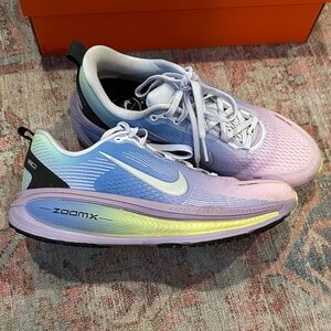 Nike Vomero 18 SE Running Shoes Sneakers Amethyst Tint Metallic Silver 8.5
